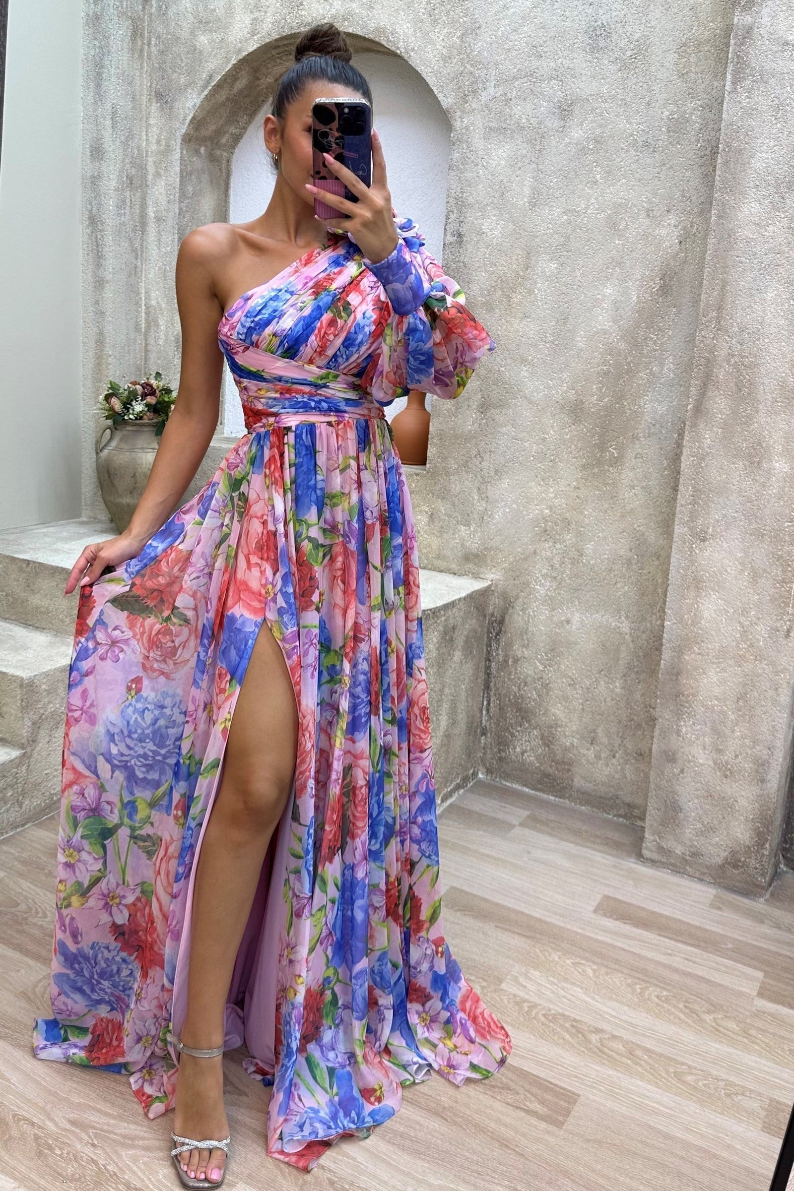 Sukienka Maxi | Asymetryczna Linia z Drapowaniem i Rozcięciem