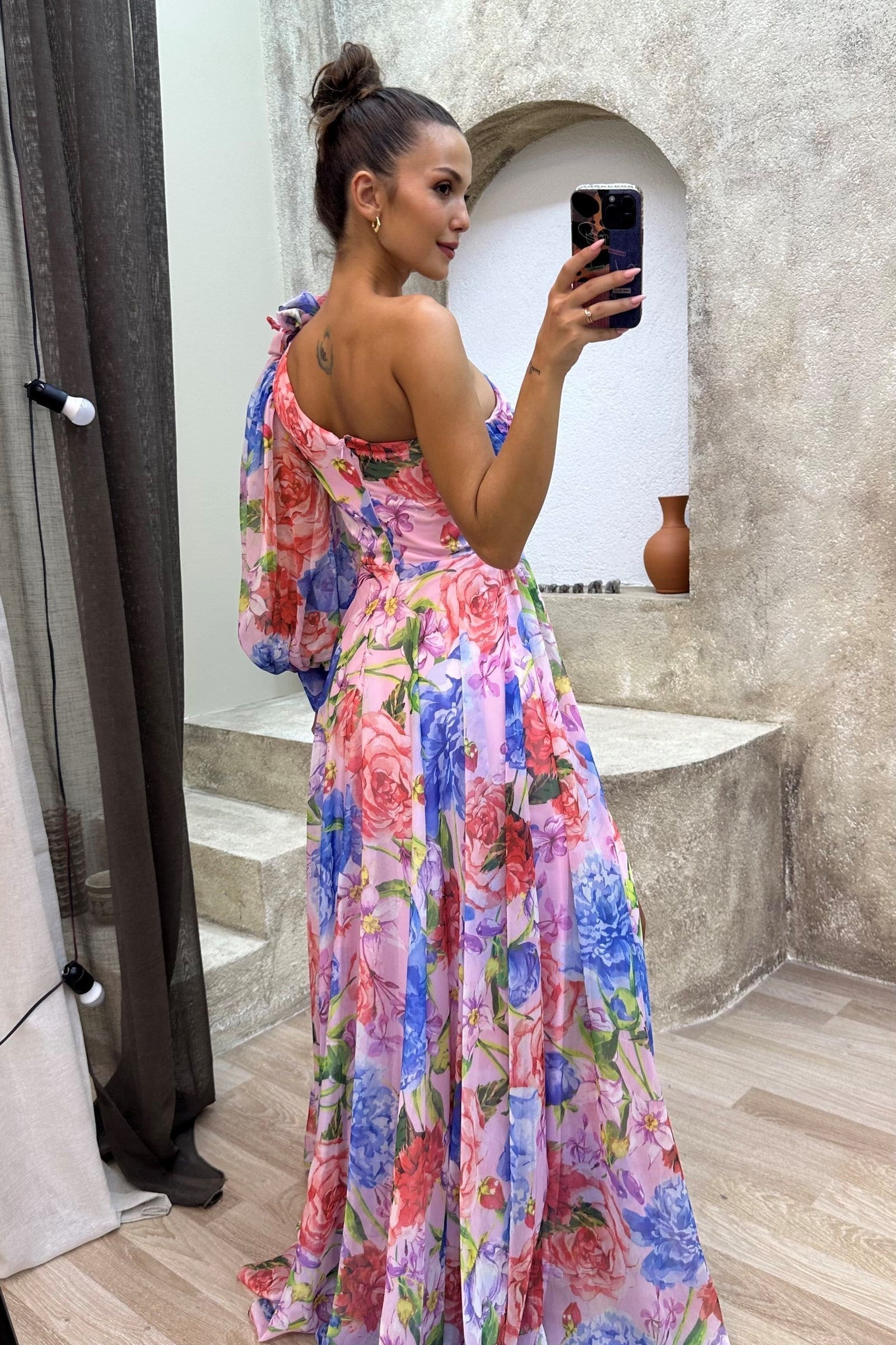 Sukienka Maxi | Asymetryczna Linia z Drapowaniem i Rozcięciem