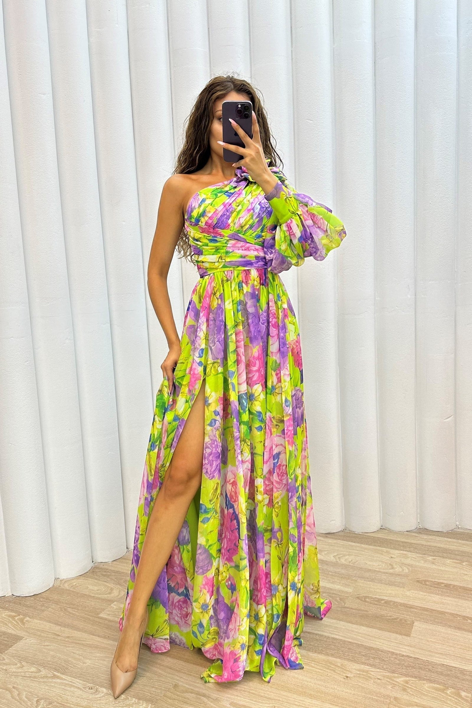 Sukienka Maxi | Asymetryczna Linia z Drapowaniem i Rozcięciem